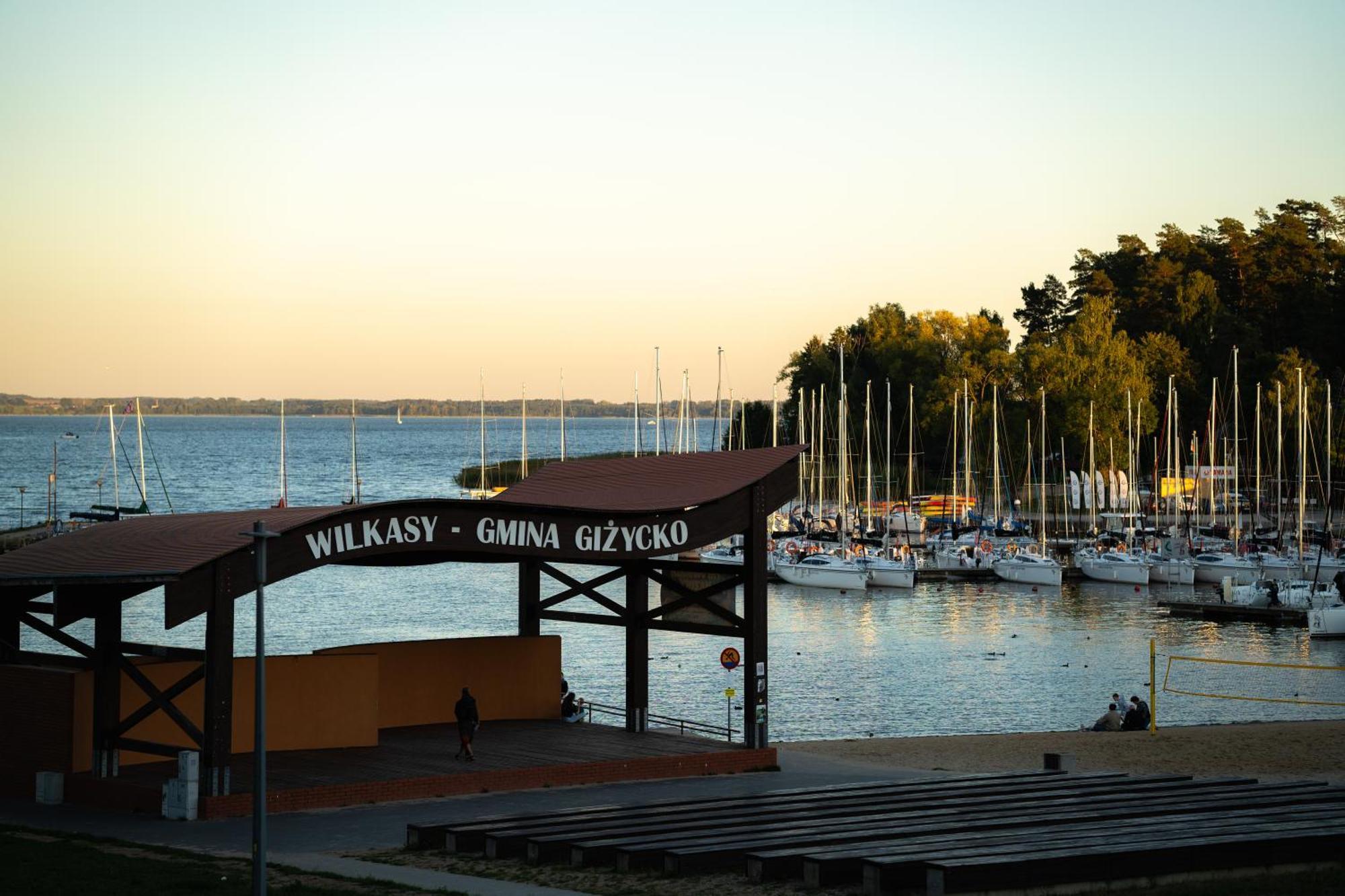 Yacht Apartments Wilkasy Exteriör bild